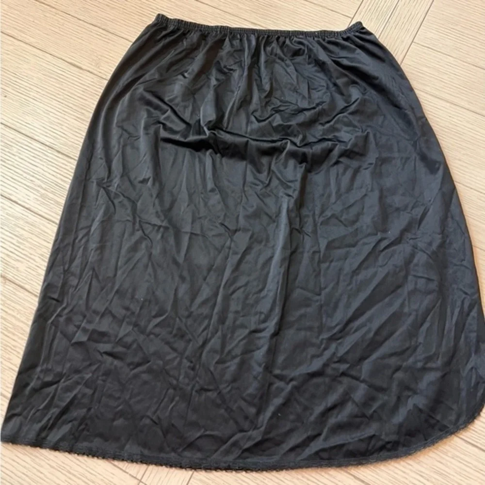Vanity Fair vintage black side split w/ lace edge nylon slip. 26